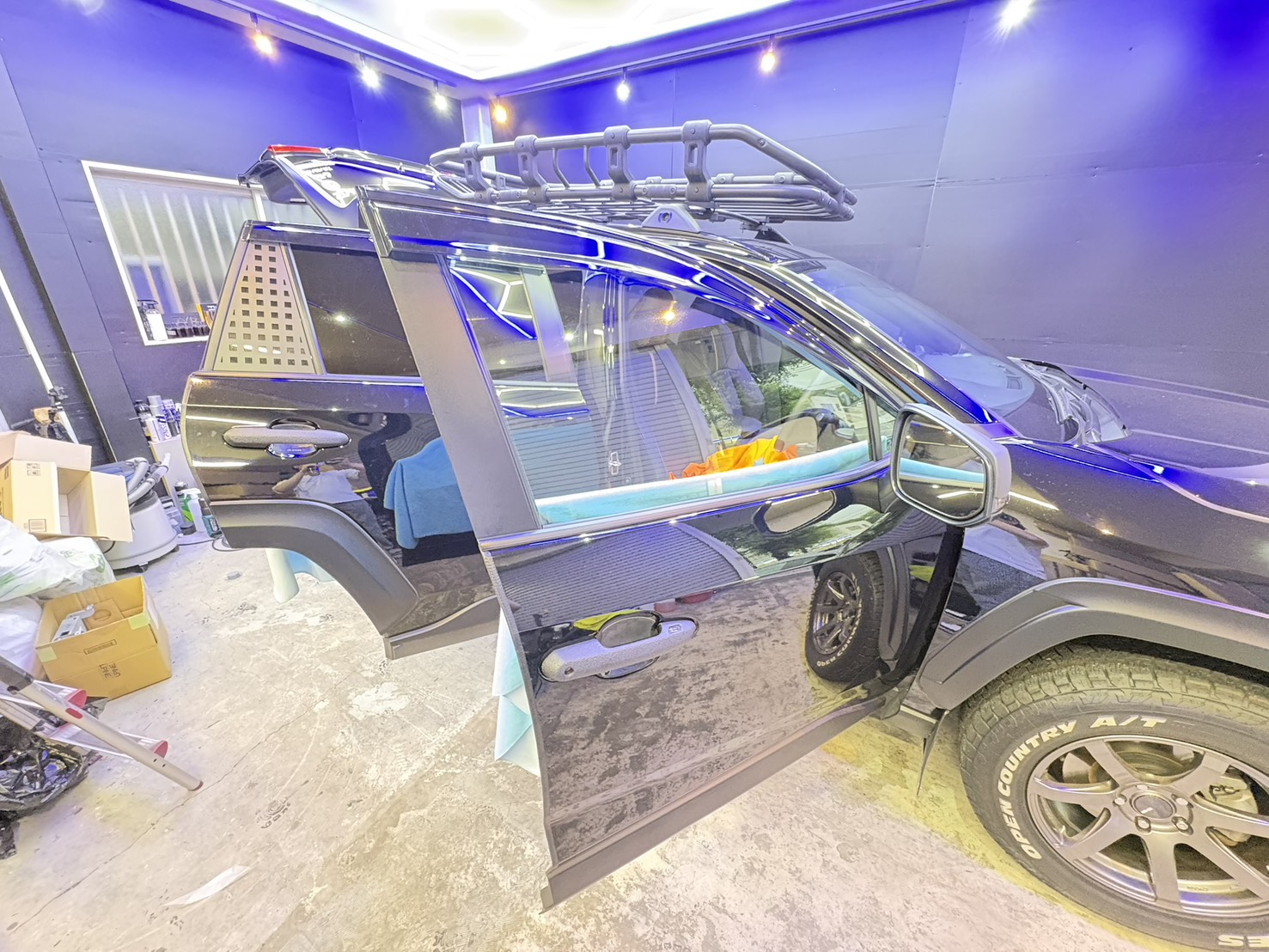 ドアの内張りをタオルで養生したカーフィルム施工中の車両